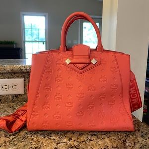 Essential Tote in Monogram Leather Medium